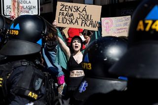 Fotky z rozdělené ulice. „Právo na život“ proti „Moje tělo, moje volba“ - Seznam Zprávy
